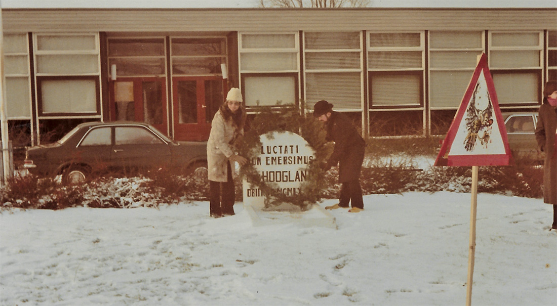 19751231-Kranslegging-archief-Andre-van-Kampen-en-Hans-van-Kampen-Schinning