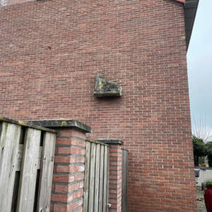 Beeldje Maarten Mooij op zijgevel Eikenlaan 12