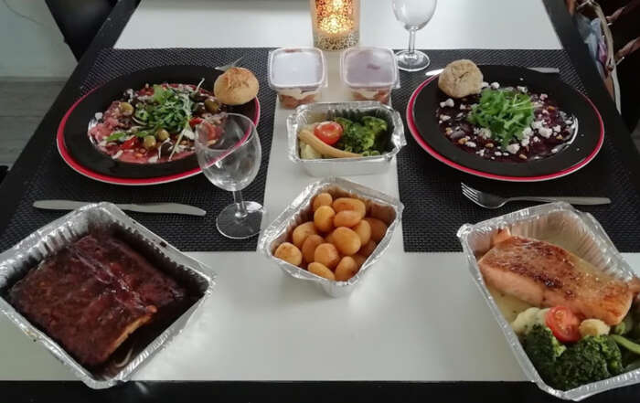 Actie kerstpakketten kerken tafel met eten