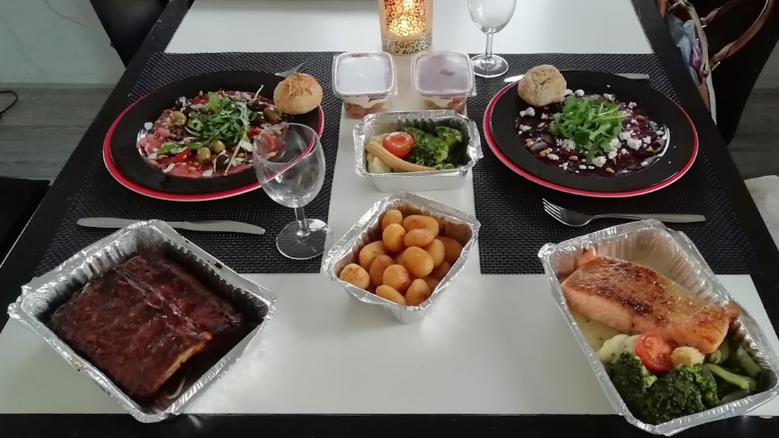 Actie kerstpakketten kerken tafel met eten