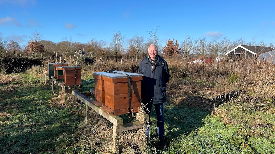 Basiscursus Bijenhouden Gerard Hollander bij bijenkasten