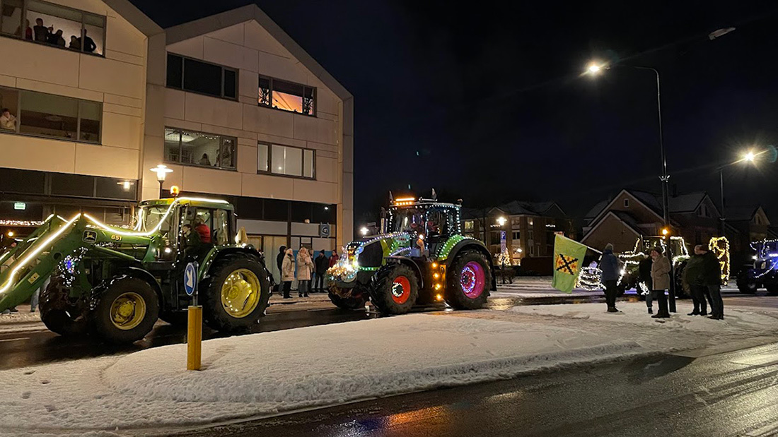 Lichtjestocht met tractoren in de sneeuw