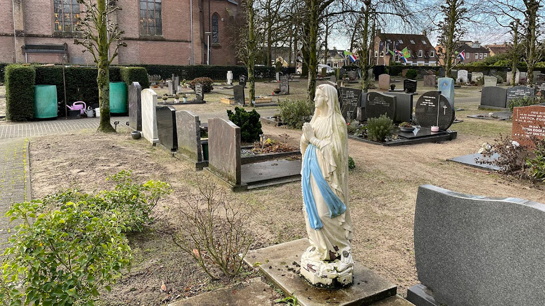 Lourdesbeeld Maria op begraafplaats Langenoord in Hoogland