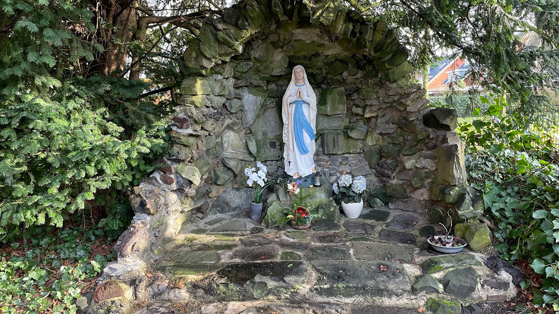 Lourdesgrot achter de Sint Josephkerk in Hooglanderveen