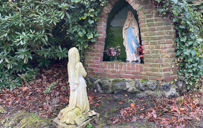 Lourdesgrot in de Pastorietuin van de Sint Martinuskerk in Hoogland
