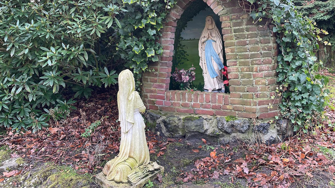 Lourdesgrot in de Pastorietuin van de Sint Martinuskerk in Hoogland