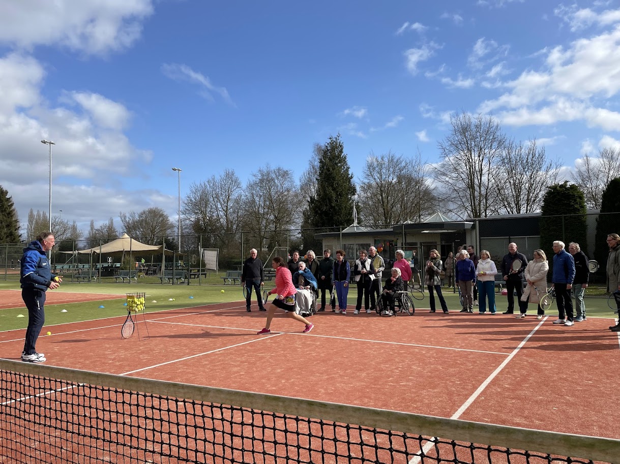 Micheline Paffen op tennisbaan