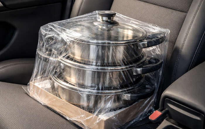 Pannenverkoper biedt gratis pannenset aan tijdens babbeltruc