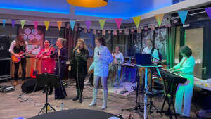 Kort Hooglands nieuws Gluren bij de Buren Follow the Ladies