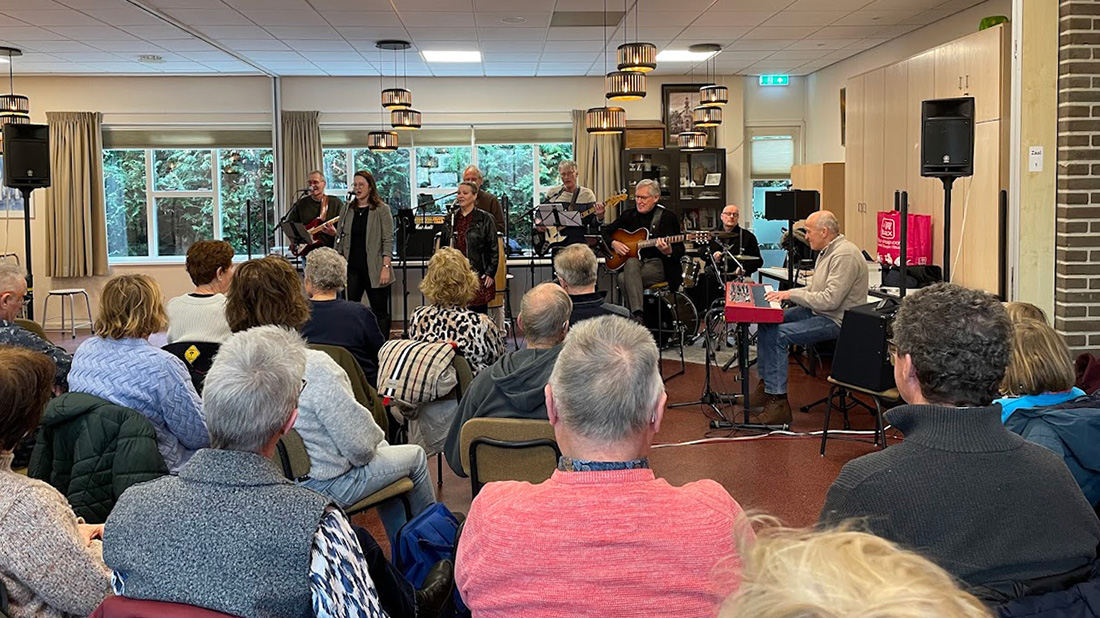 Kort Hooglands nieuws Jan van Stralen Gluren bij de Buren