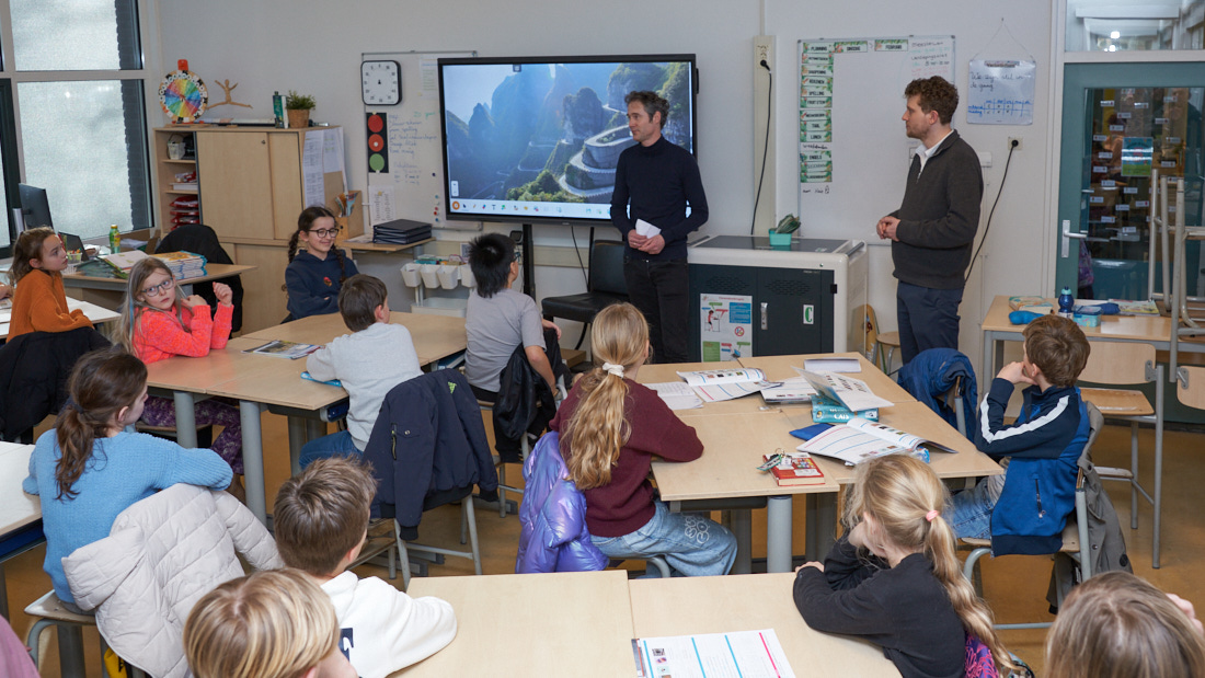 Schoolkinderen onthullen 30 km/uur-bord in de klas