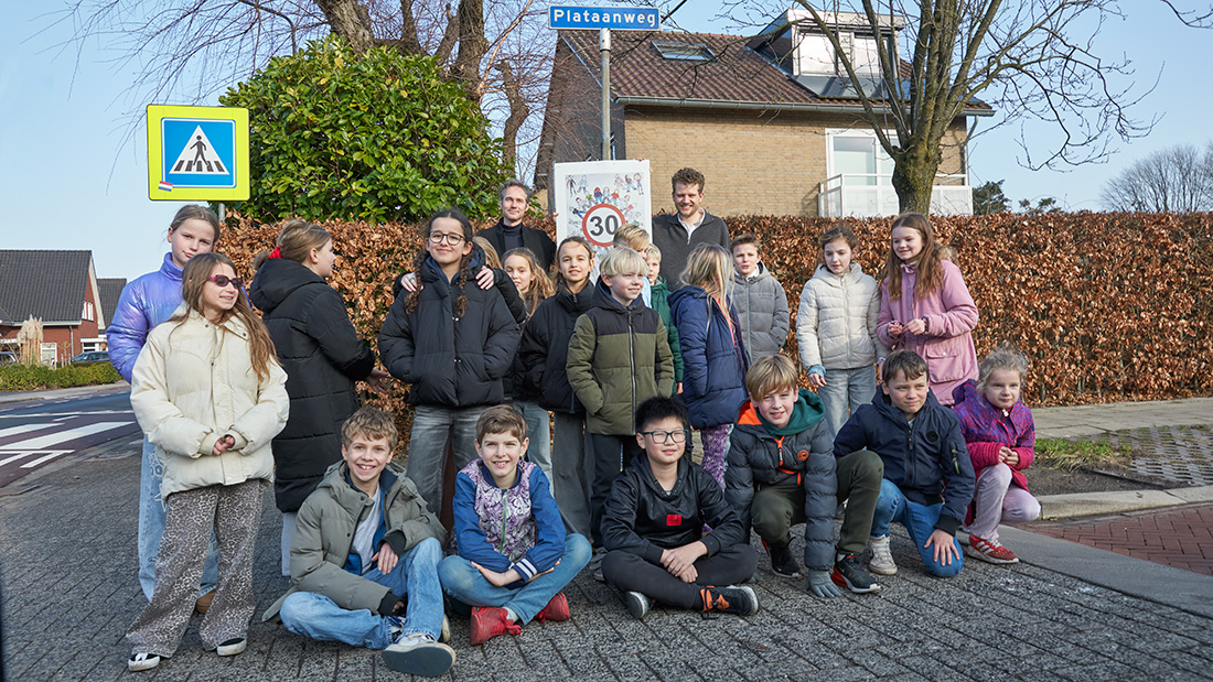 Schoolkinderen onthullen 30 km/uur-bord