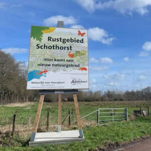 Kort Hooglands nieuws - foto van informatiebord in Park Schothorst