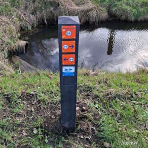 Oranje bordjes voor wandelroutenetwerk foto Inge van Weegen