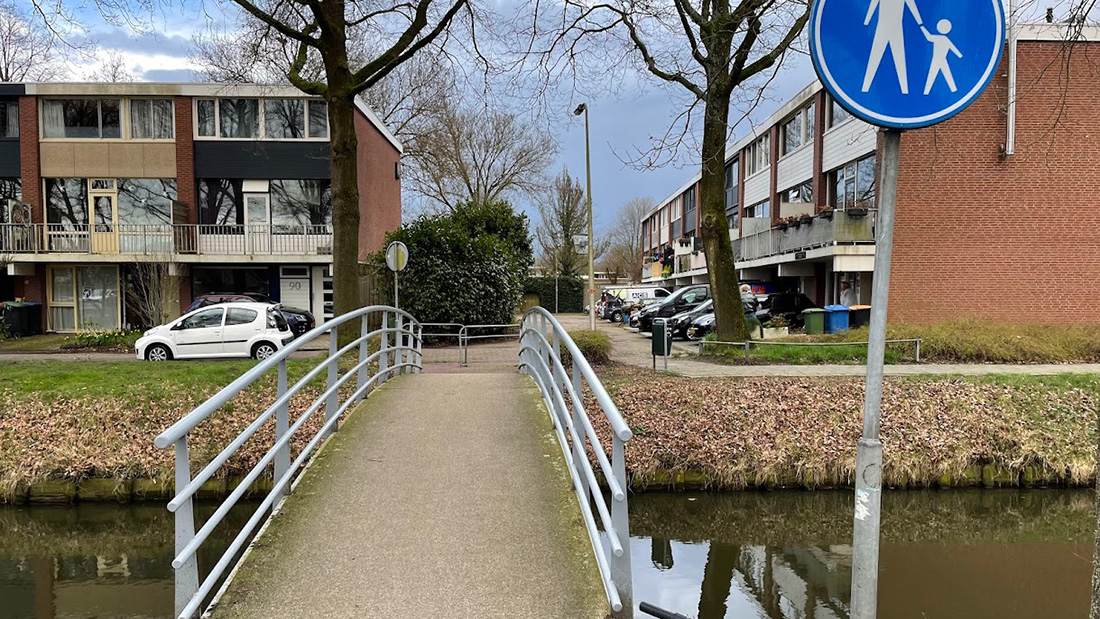 Startbordje aan de overkant van dit bruggetje van de Pastoor Pieckweg naar de Zandkamp