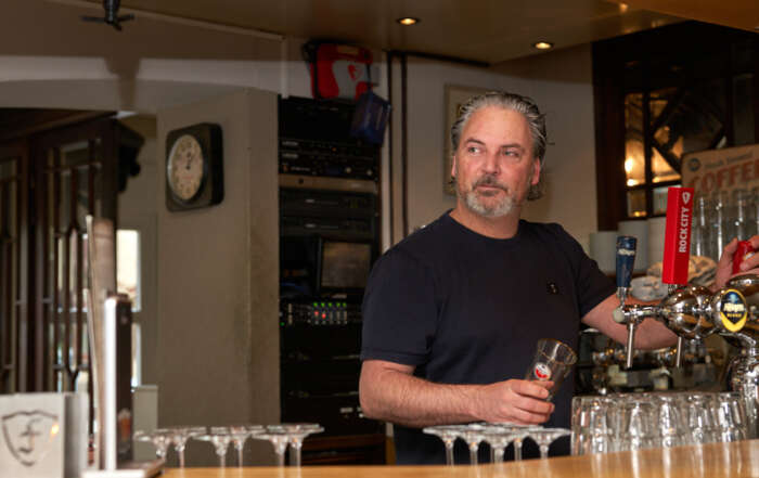 De Faam Edo Kuipers achter tap