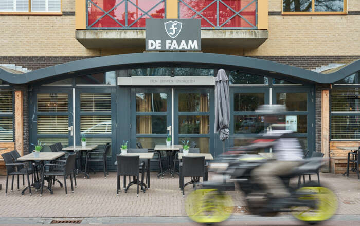 De Faam Hoogland met moterrijder. Literair Diner.