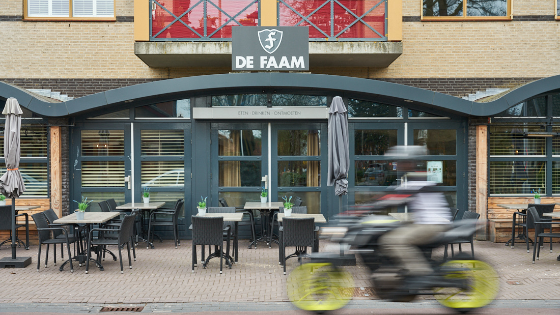 De Faam Hoogland met moterrijder