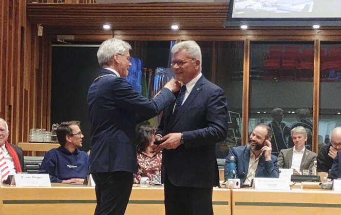 Jan de van der Schueren ontvangt Sint Jorispenning van Lucas Bolsius