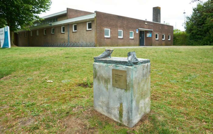 Kaasje dragen bronzen beeld Hoogland verdwenen