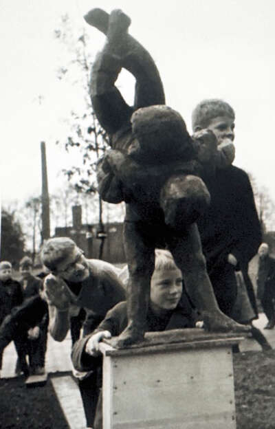 Kunstwerk Kaasje dragen brons 1966