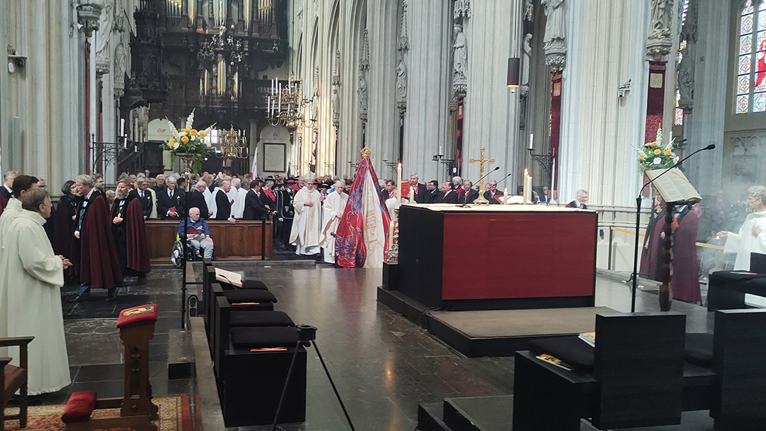 Sint Martinuskoor Den Bosch bij altaar