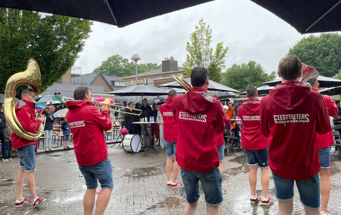 Kort Hooglands nieuws Dweilorkest in regen
