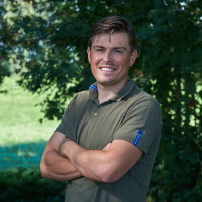 Niek van 't Klooster Natuurmonumenten hek portret
