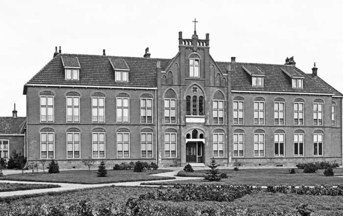 Van kerkschuur tot katholieke zuid-as Leo's Oord rond 1910